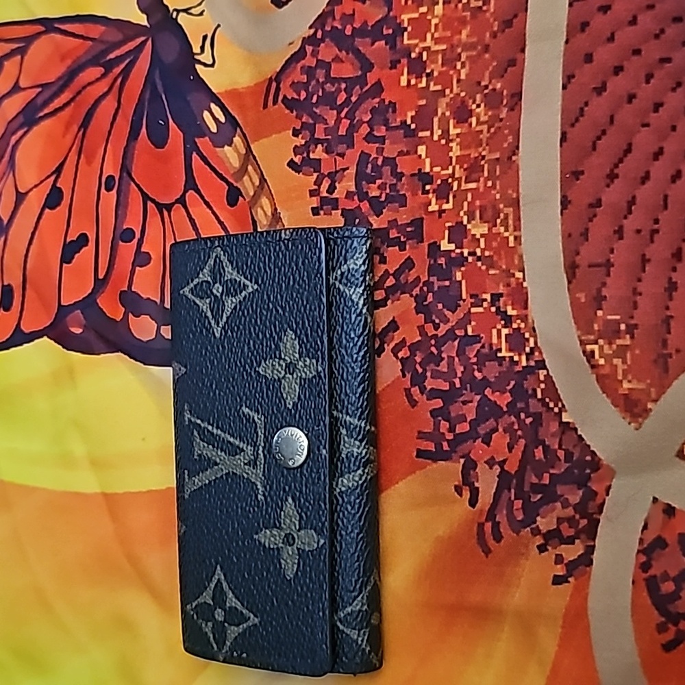 Louis Vuitton Logo Print Key Holder. Great Condition
